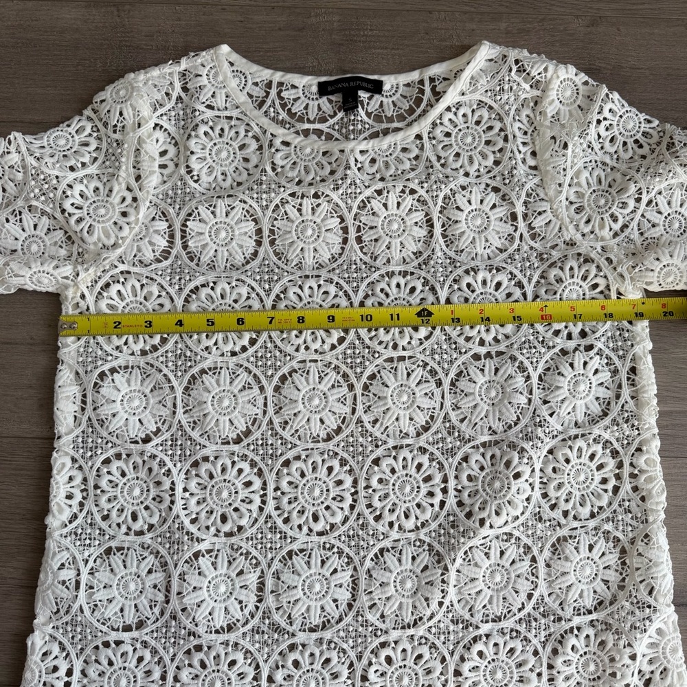 Banana Republic white crochet blouse - size small EUC - Picture 2 of 4